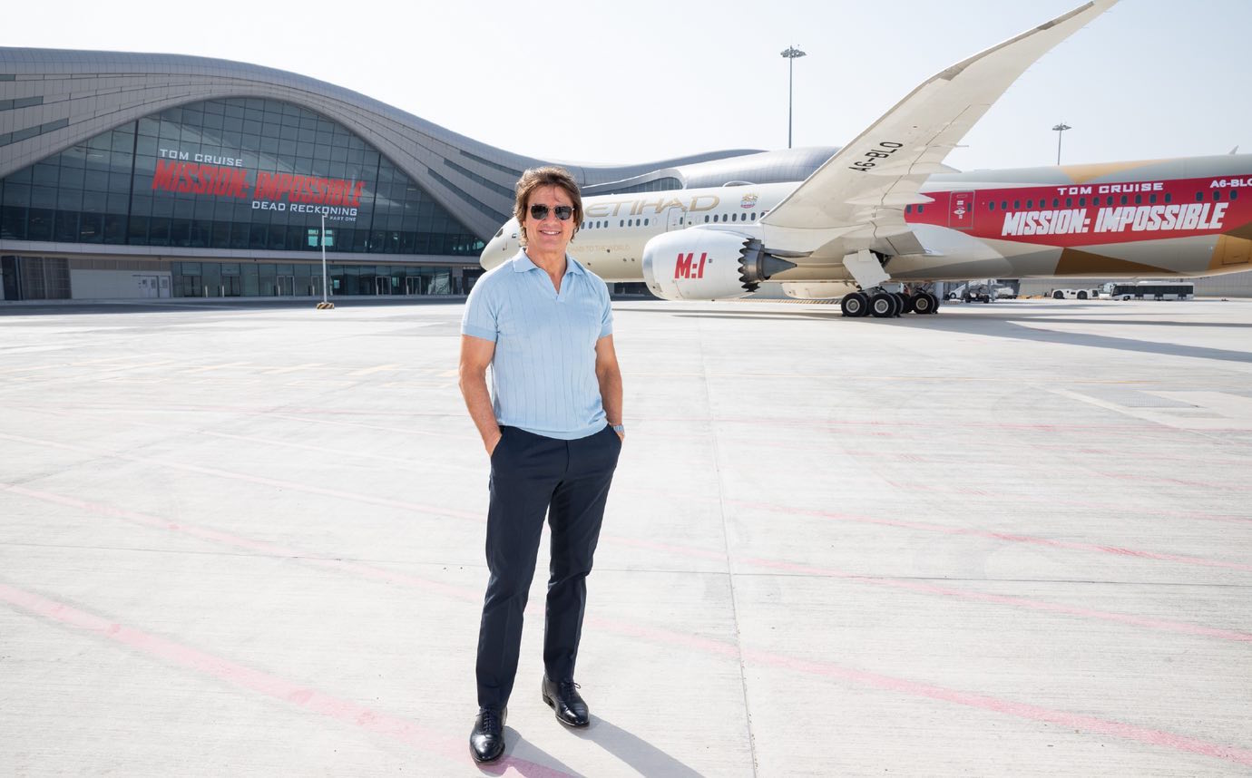 النجم العالمي توم كروز يصل على متن أول رحلة يستقبلها مبنى مطار أبوظبي الدولي الجديد