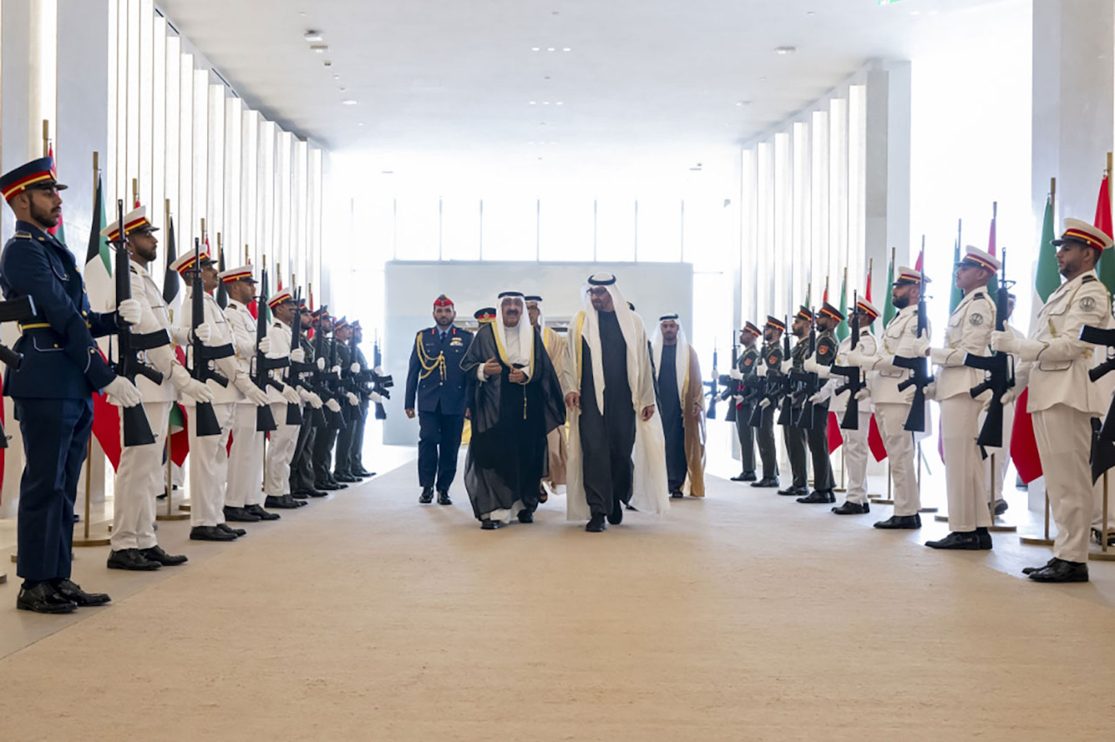 رئيس دولة الإمارات وأمير الكويت يبحثان علاقات البلدين وتعزيز العمل الخليجي المشترك